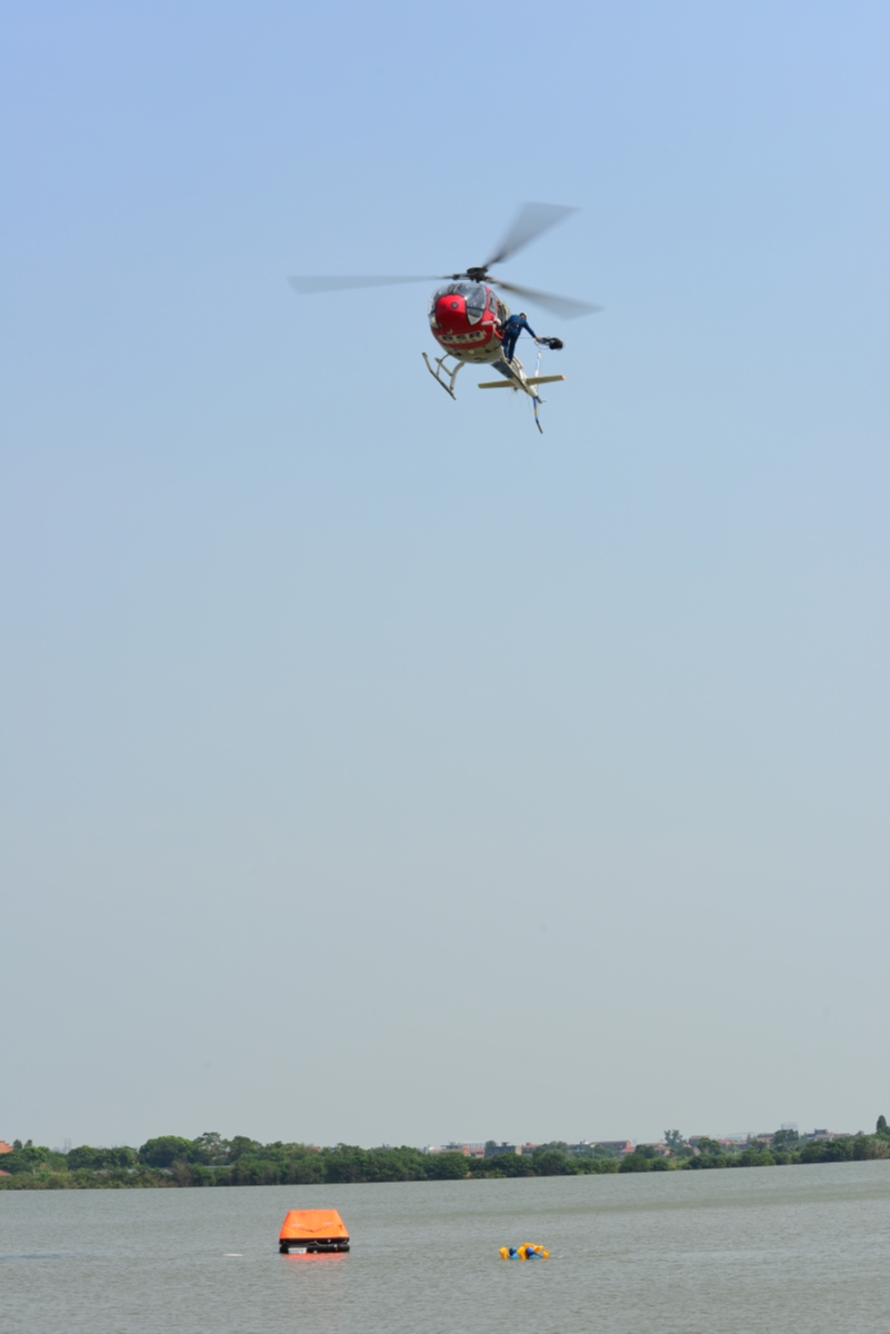 2021年7月15日国产AC311A型直升机开展索降及水域应抢救援航行演练 李军摄影（果真） (251)